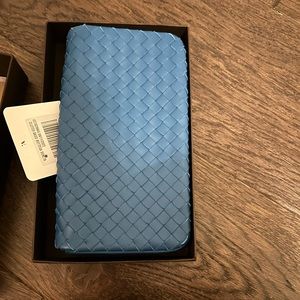 100% Authentic Bottega veneta clutch and cross body comes with a strap